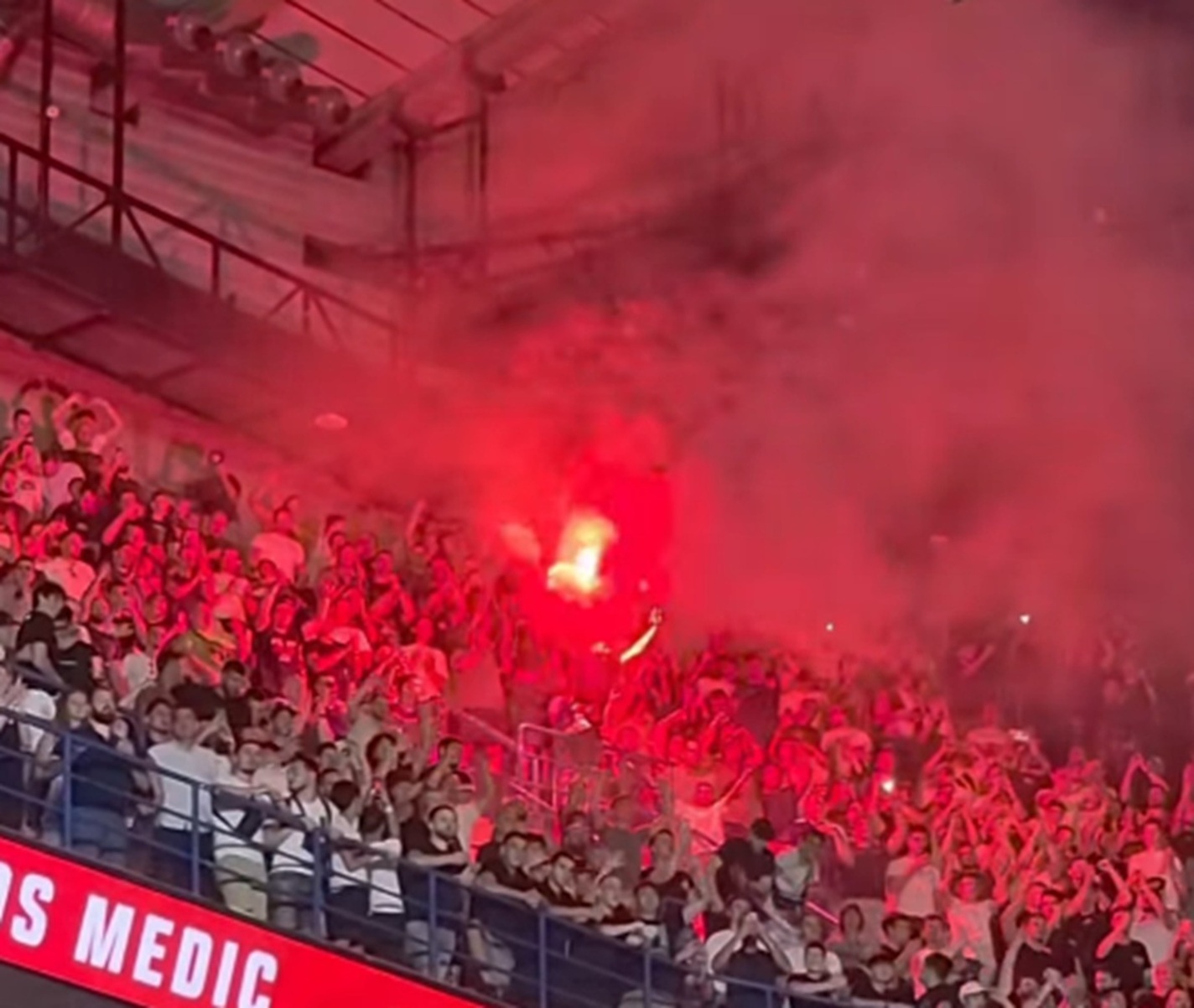 Neviđene scene u Areni posle pobede Medića! Bakljada na tribinama, ovo svet nikada nije do sada video