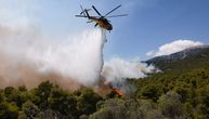 Snimak sudara dva protivpožarna helikoptera na nebu iznad Grčke, jedan eksplodira i raspada se: Ima mrtvih