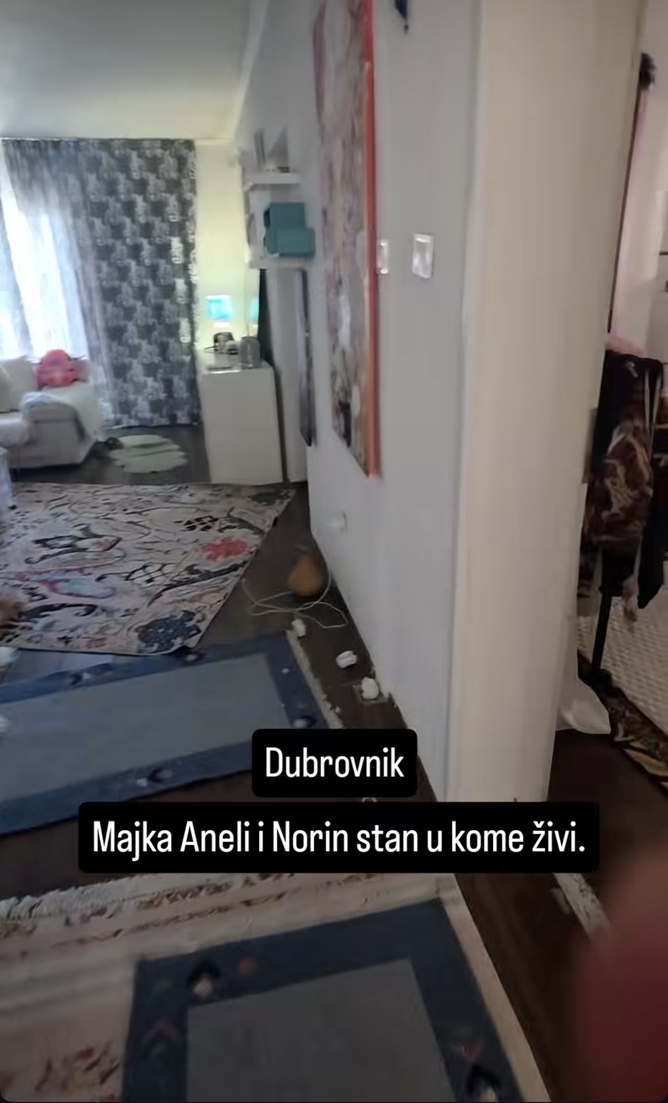 Zavirite u stan Aneli Ahmić u Dubrovniku: Prijatelj joj došao u posetu, pa snimio svaki kutak
