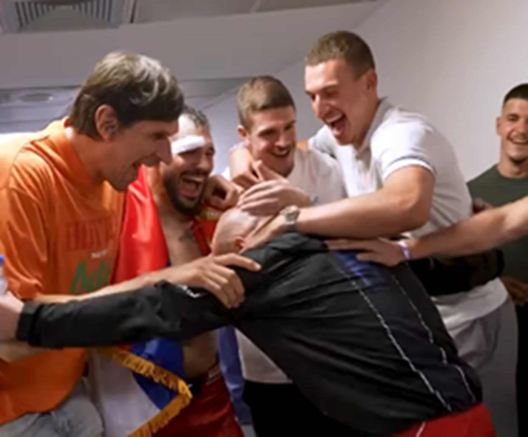 Uroš Medić i Aleksandar Rakić slavili ispred svlačionice sa srpskim košarkašima