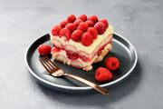 NAJBRŽA VOĆNA TORTA SA PIŠKOTAMA: Bez pečenja i stajanja uz šporet, toliko lagana da uvek hoćete parče više