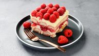 NAJBRŽA VOĆNA TORTA SA PIŠKOTAMA: Bez pečenja i stajanja uz šporet, toliko lagana da uvek hoćete parče više