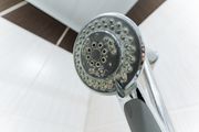 Nemojte zvati majstora zbog slabog pritiska: Očistite sami kamenac sa tuša, poslužiće vam par stvari iz špajza