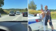 Scena kod Zlatibora! Bos usred magistrale, sav u belom: Hapšenje pretvorilo put u spektakl