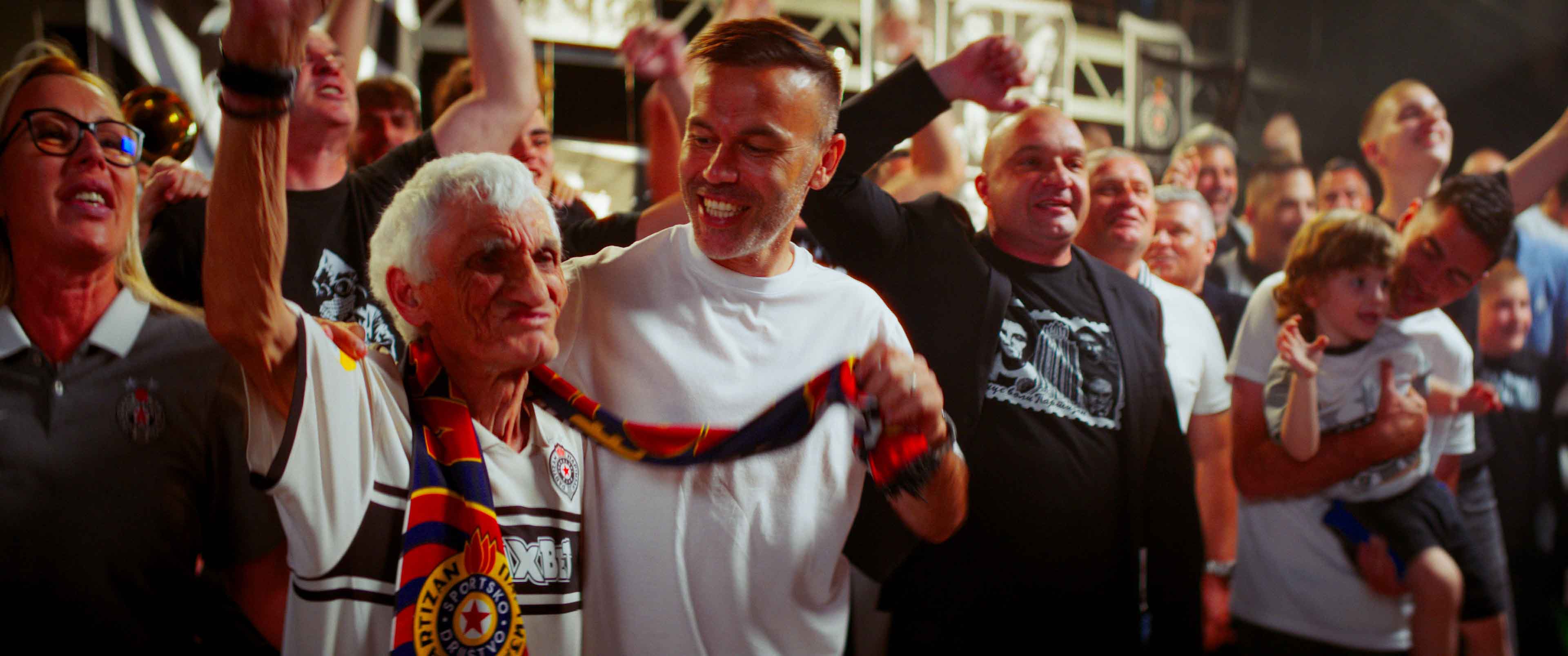 Vlasnik lanca apoteka "postao pevač", objavio hit pesmu za Grobare: Natho mu bio gost u "Partizanovoj kafani!"