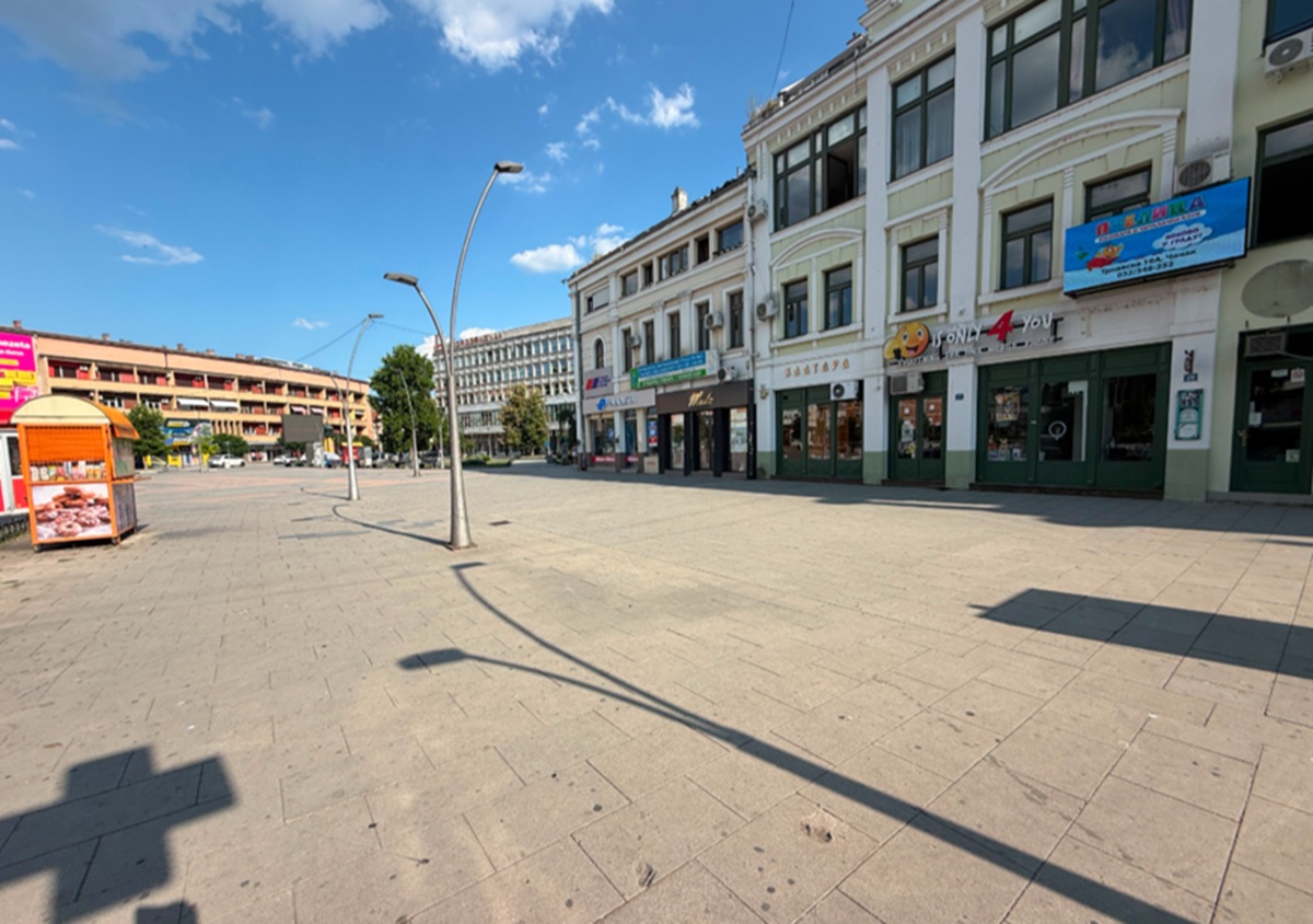 "Grad duhova", nema žive duše: Merač temperature u centru Čačka pokazuje neverovatnih 50 stepeni