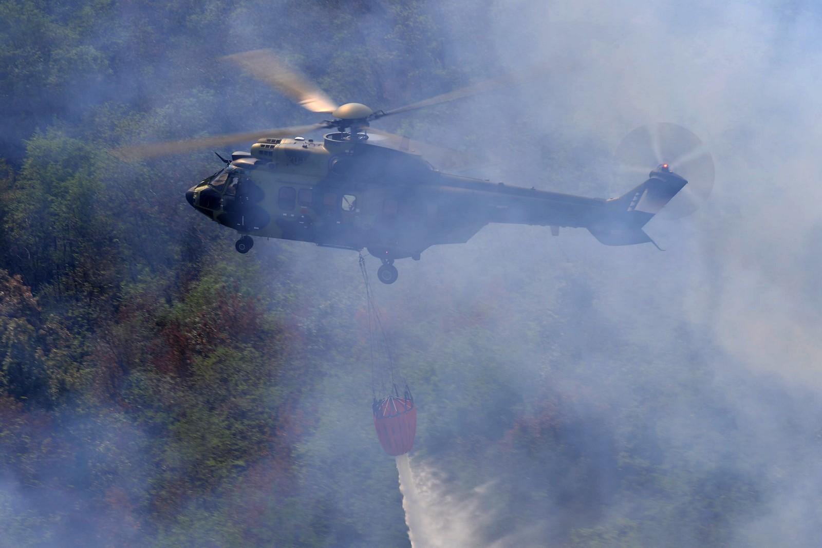Srpska Super Puma protiv španske vatrene stihije: Kako izgleda gašenje požara iz ugla pilota