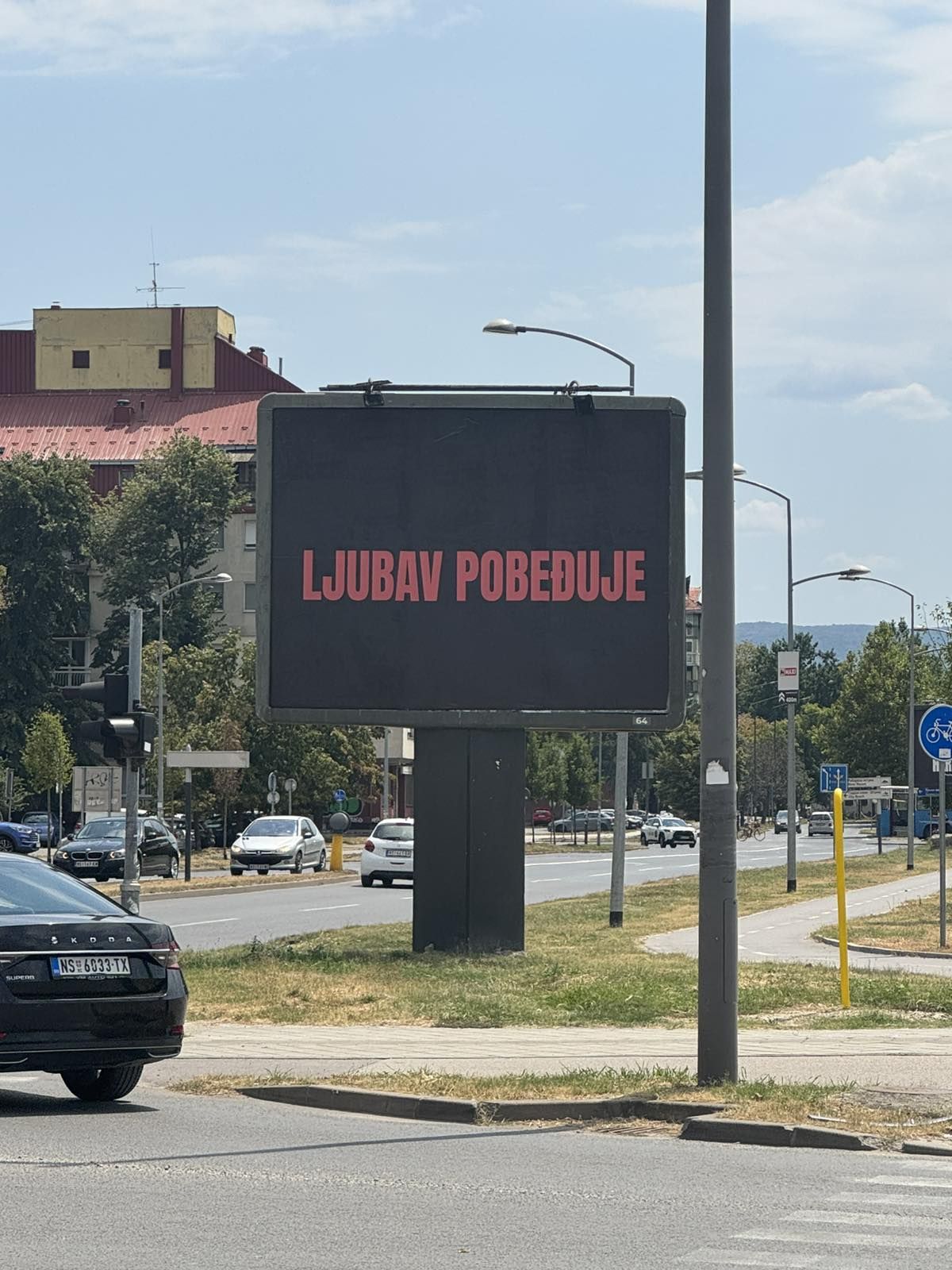 "Ljubav pobeđuje" - poruka koja zbunjuje javnost osvanula širom regiona