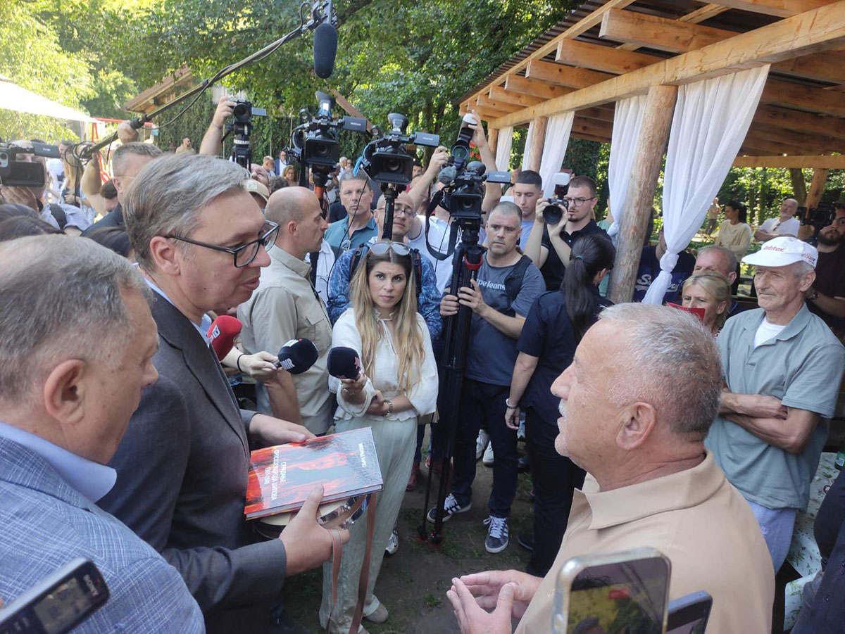 Vučić obišao porodičnu kuću u Čipuljiću: Prisetio sam se detinjstva
