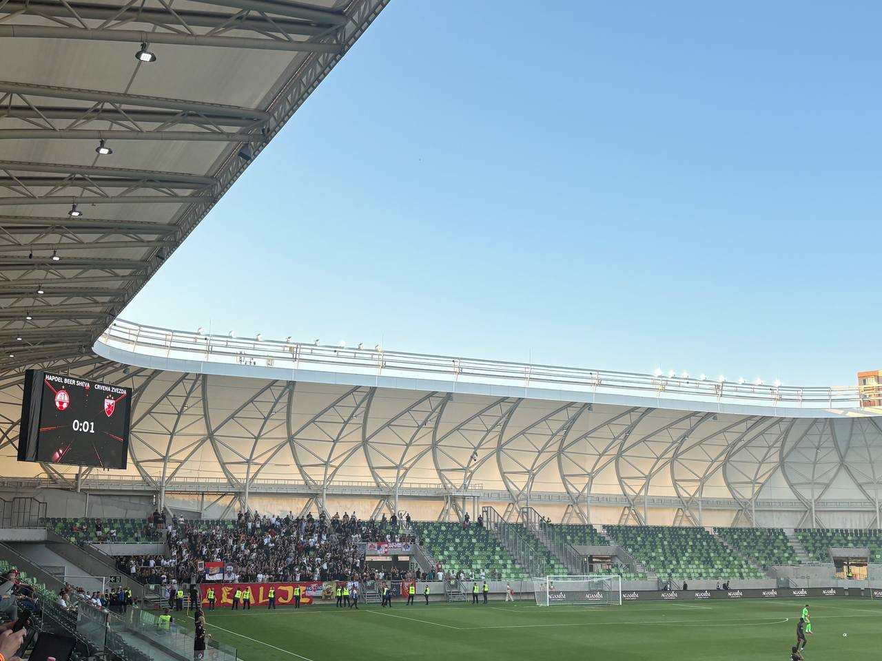 Evo kakva je poseta na utakmici Hapoel Ber Ševa - Zvezda u Mađarskoj: Mali broj ljudi, stiglo 400 Delija