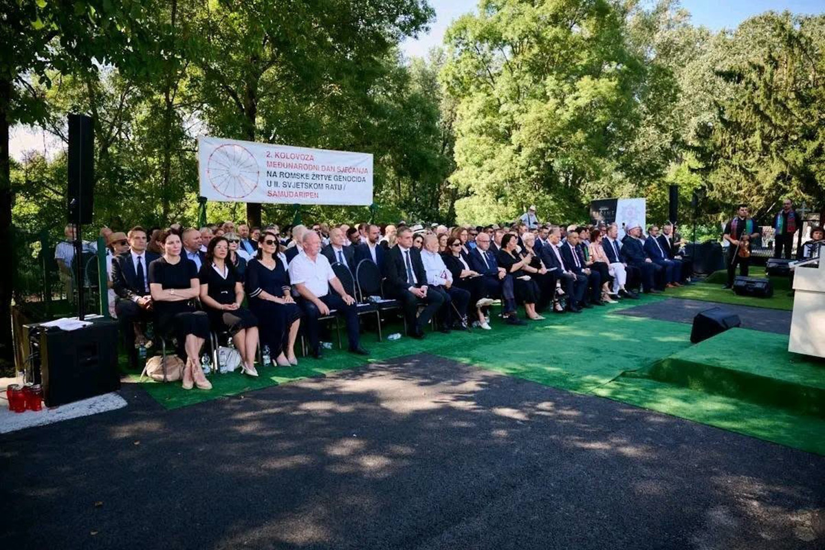 U MEMORIJALNOM CENTRU UŠTICA OBELEŽEN SAMUDARIPEN: Izaslanici romskih zajednica odali počast žrtvama genocida