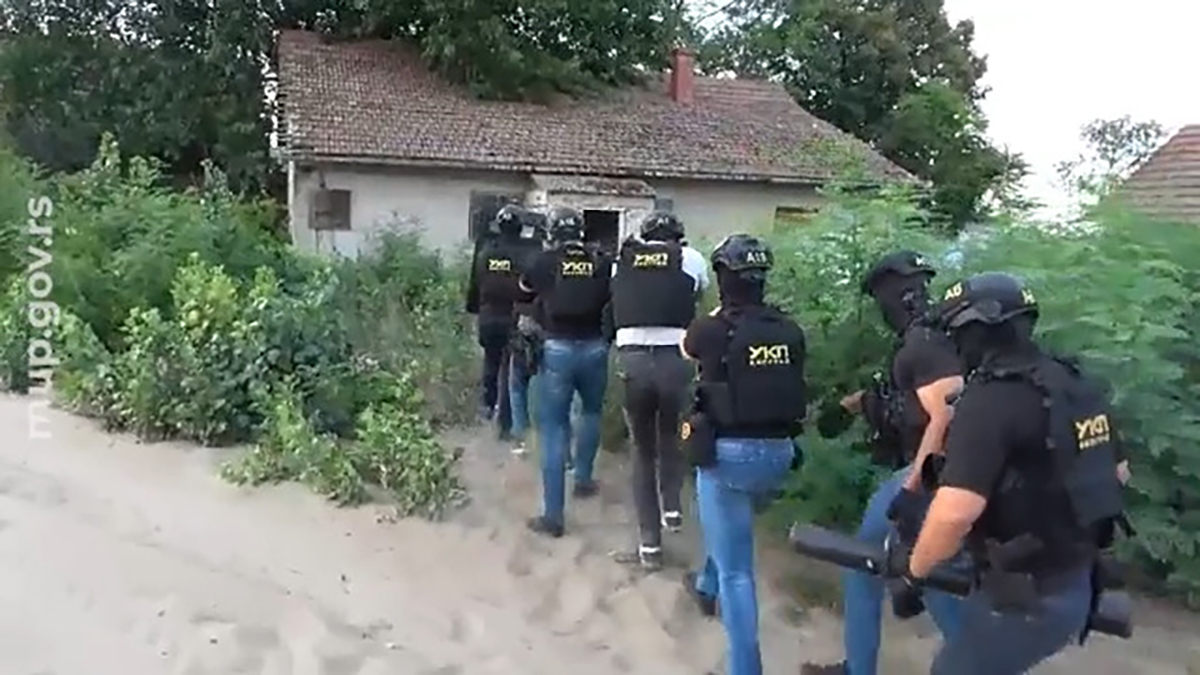 Ovako su pali osumnjičeni za ubistvo piljara Raše! Pripadnici UKP opkolili ih na ulici, a ovde su krili novac