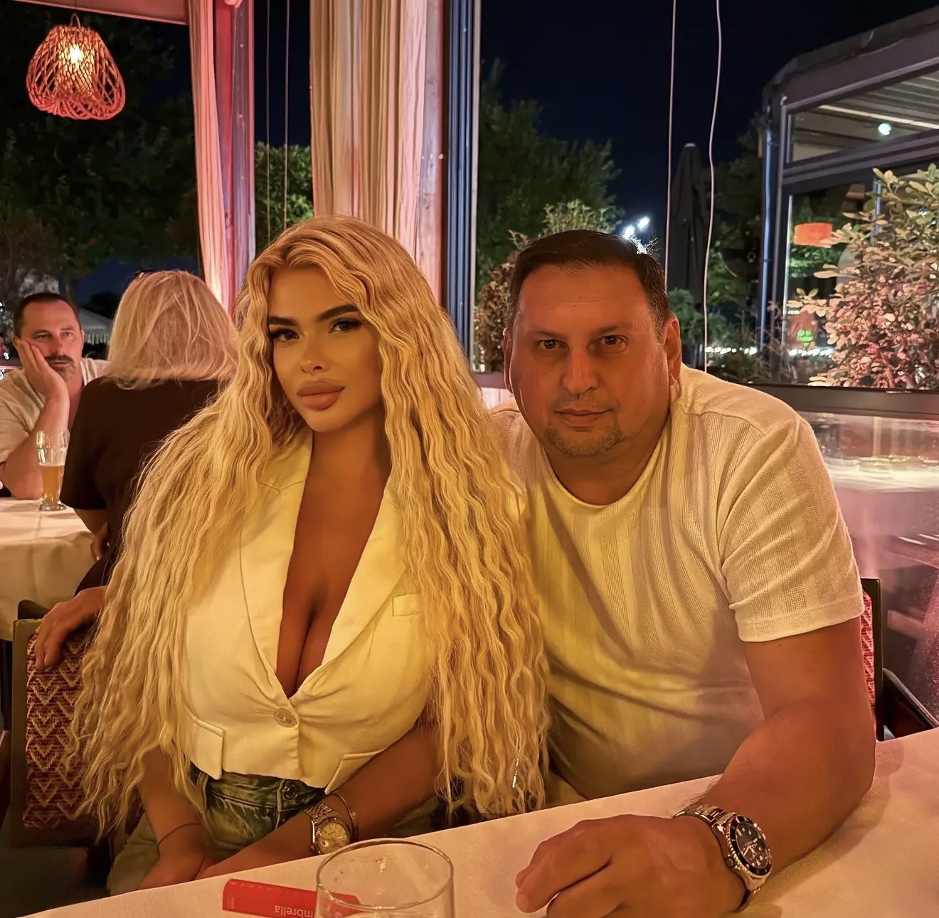 Taki obgrlio zanosnu plavušu u punom restoranu: Svi se pitaju da li je ovo nova devojka oca Maje Marinković?