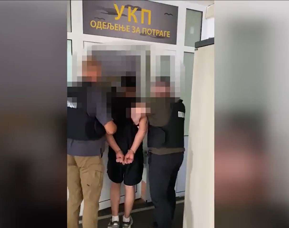 OVAKO SU PRIVEDENI ŠEFOVI BANDE! Pogledajte snimak hapšenja Sirijaca u Beogradu, UKP im stavio lisice!