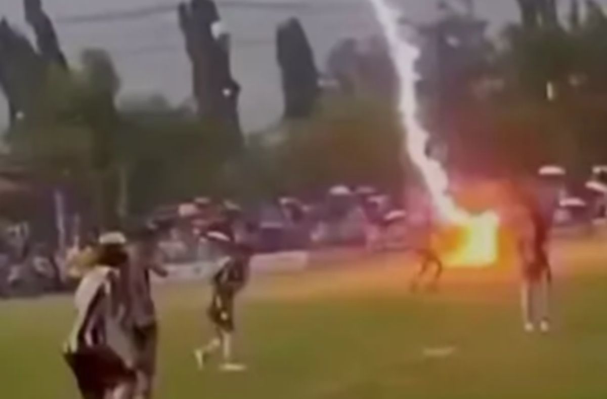 Uznemirujuće! Fudbalera ubio grom tokom utakmice, snimak je nešto najstrašnije što ste videli