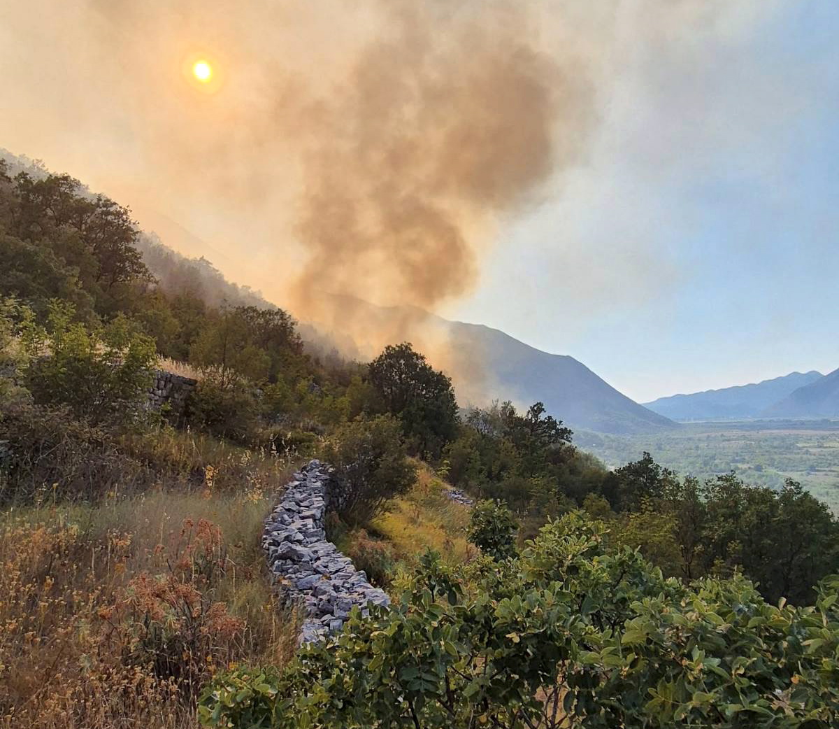 Požar kod Trebinja aktivan šesti dan, odbijena vatra koja je zapretila kućama