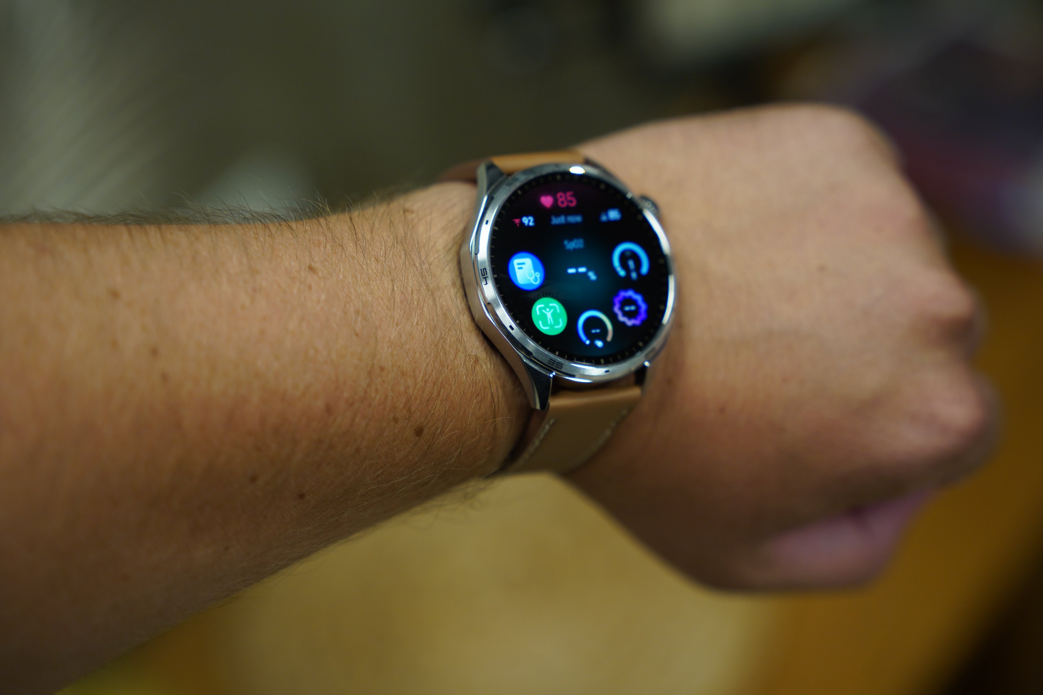 HONOR Watch 6 recenzija: Dizajn pravo sa trkačke staze i baterija koja traje do 35 dana
