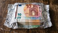 Mnogi ljudi umotavaju novac u aluminijumsku foliju: Evo čemu služi sve popularniji trik
