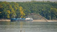 Indeks: Zbog niskog vodostaja Dunava kod Pakša grade branu i potapaju barže