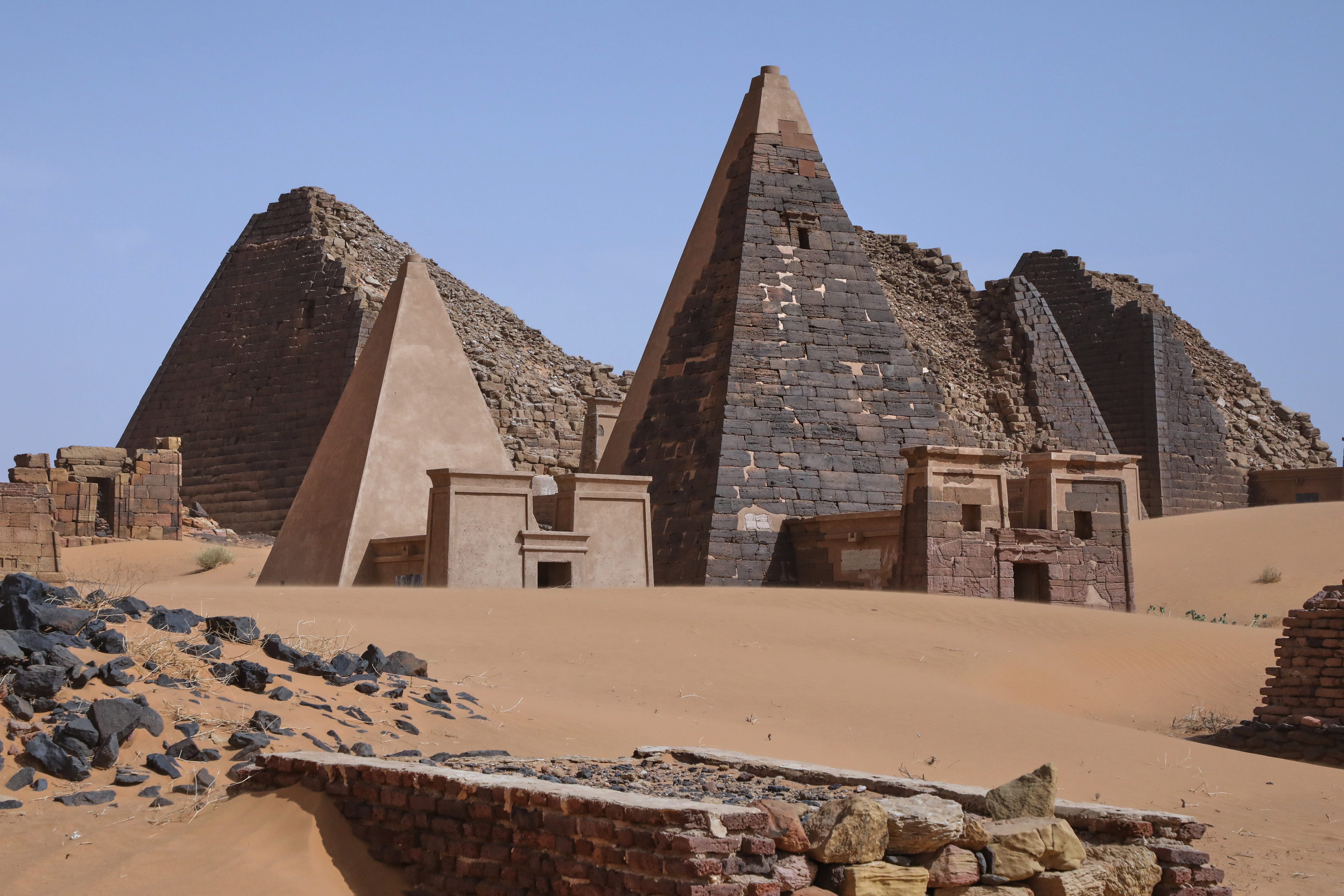 Rat i pesak ugrozili drevne piramide
