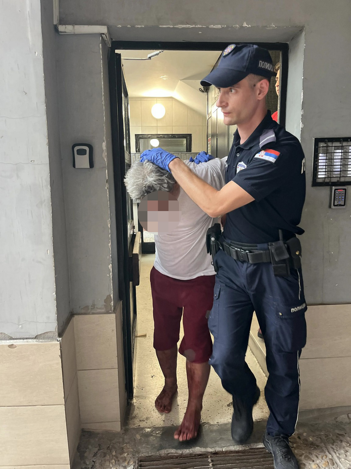 Snimak hapšenja sina zbog ubistva majke: Pogledajte trenutak kada policija hapsi osumnjičenog za zločin