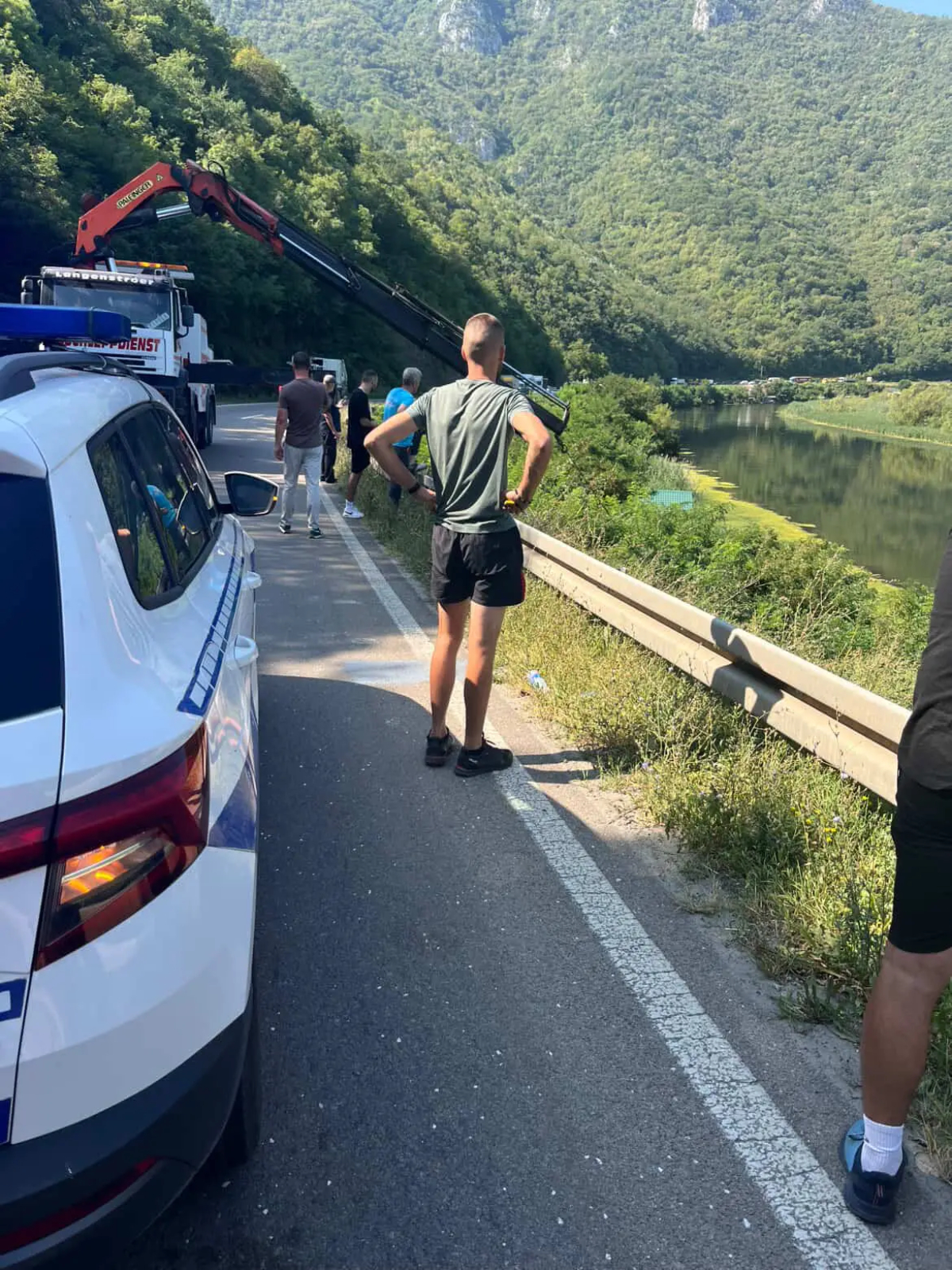 Vozilo sletelo u jezero Međuvršje: U toku izlačenje - ovo je slika sa lica mesta