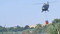 EKSKLUZIVAN SNIMAK TELEGRAFA Trenutak kada helikopter zahvata vodu sa jezera i leti pravo u vatrenu stihiju!