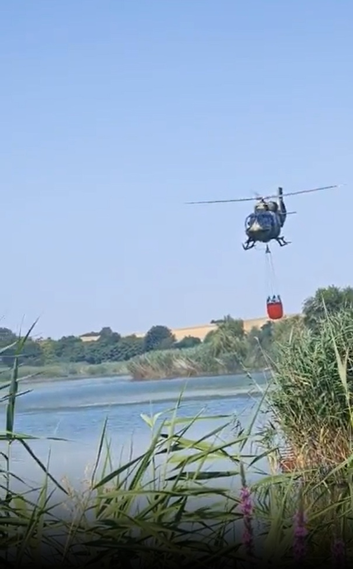 EKSKLUZIVAN SNIMAK TELEGRAFA Trenutak kada helikopter zahvata vodu sa jezera i leti pravo u vatrenu stihiju!