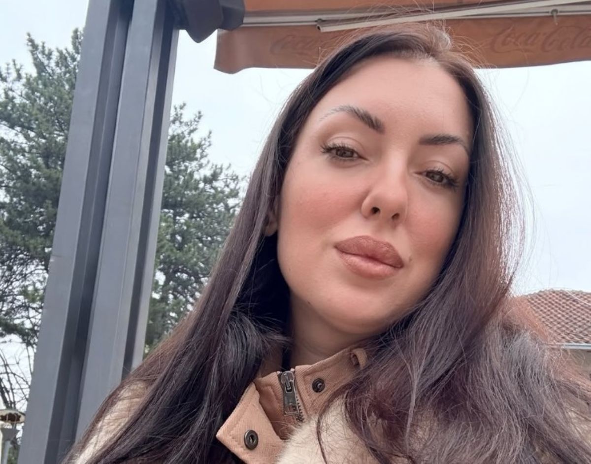 Sandra se iz Beograda preselila na Napoleonovo ostrvo, pa tu upoznala NATO pilota koji je bombardovao Srbiju