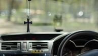 Da li je greh držati krst na retrovizoru u automobilu? Sveštenik otkrio šta kaže crkva