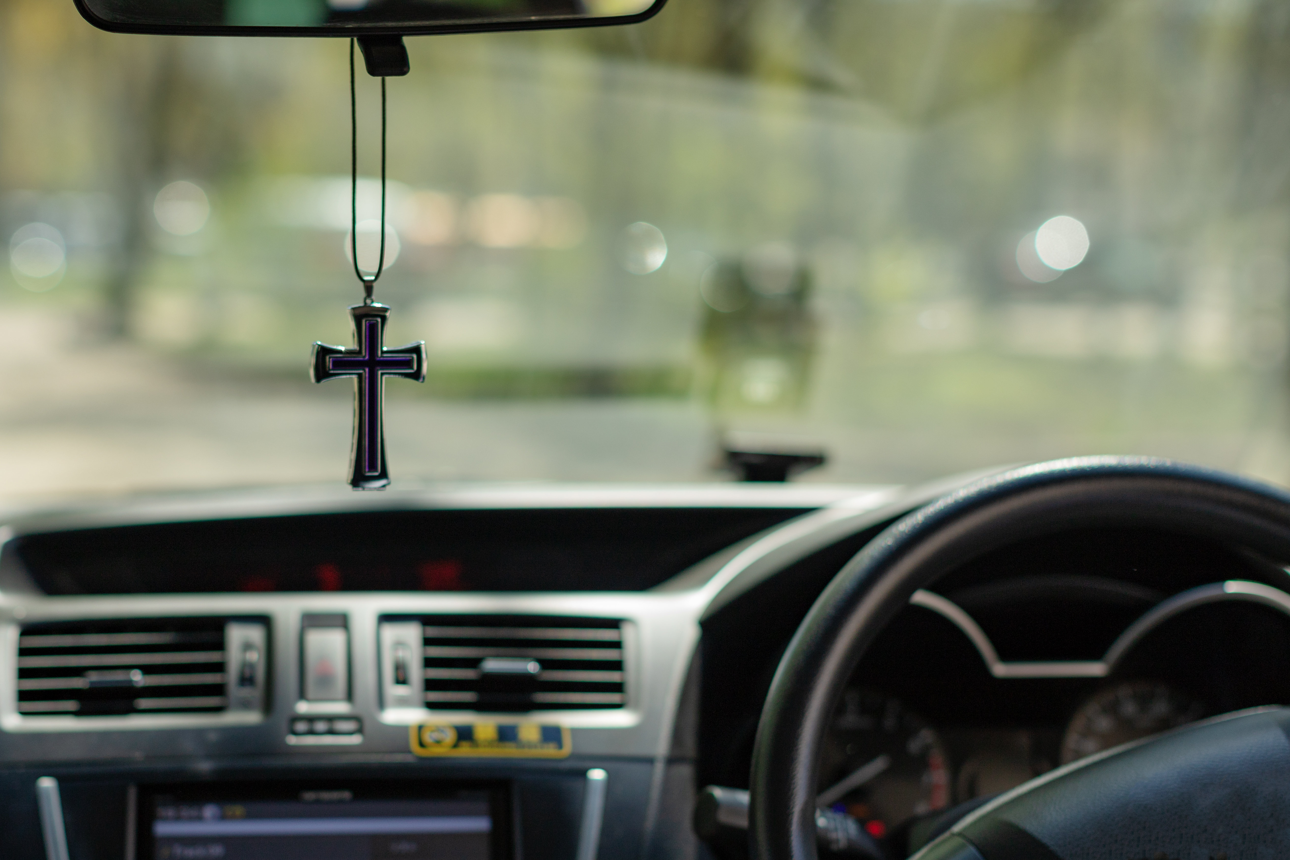 Da li je greh držati krst na retrovizoru u automobilu? Sveštenik otkrio šta kaže crkva