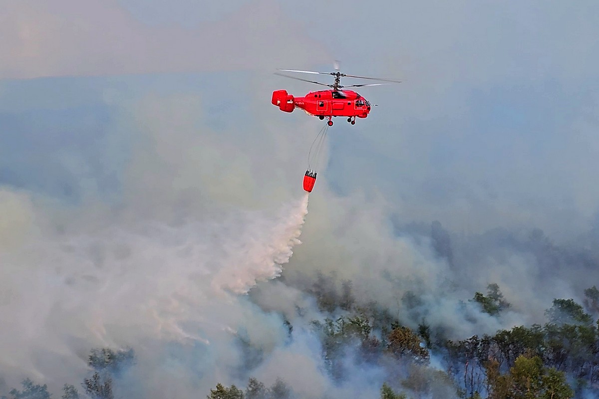 26 SATI LETA I 270 TONA VODE: Pogledajte dramatičnu borbu MUP-a sa vatrom iznad Deliblatske peščare (VIDEO)
