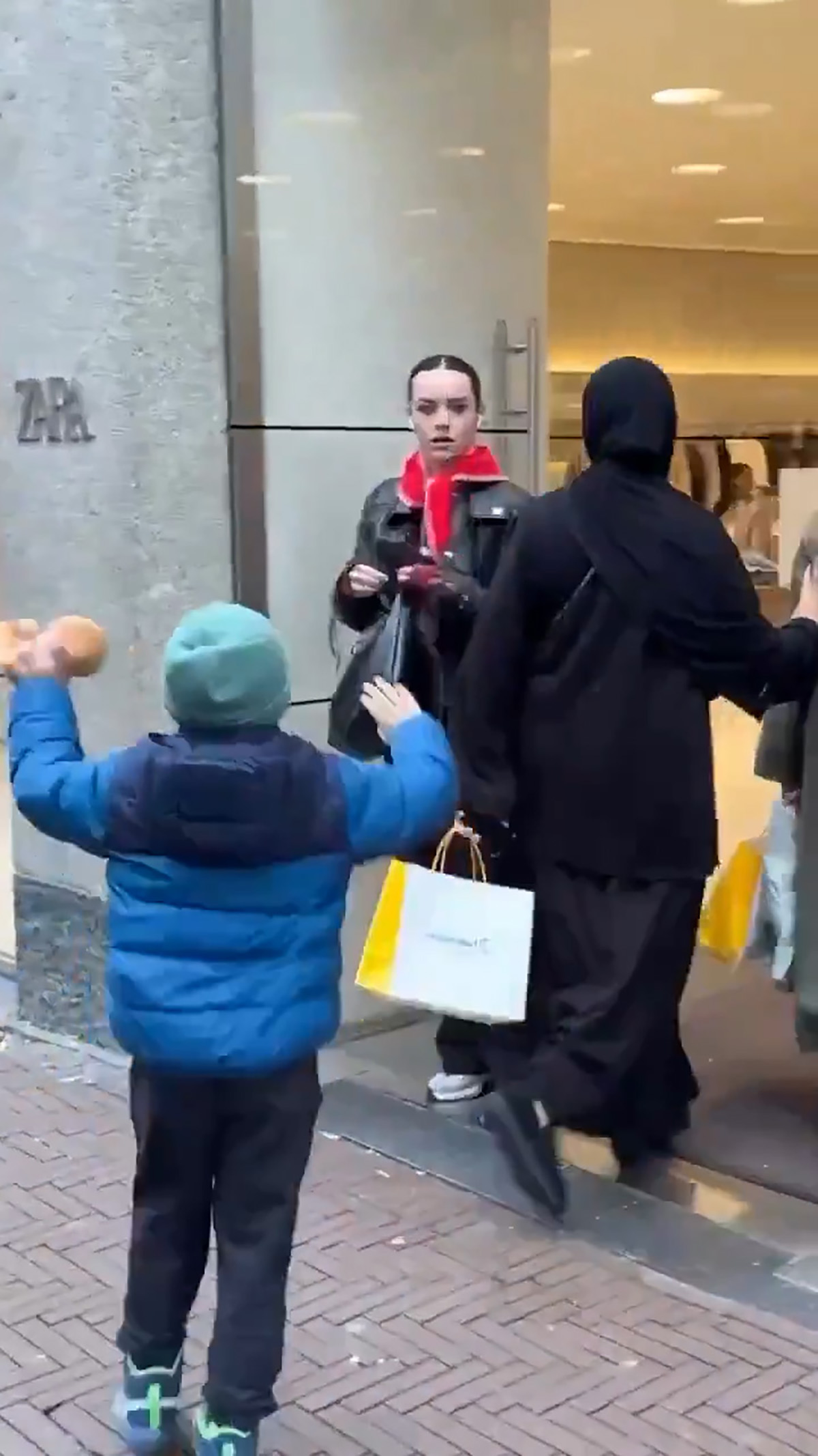 SNIMAK ZA DVA DANA DOGURAO DO GOTOVO 4 MIIONA PREGLEDA! Prešli pola sveta kako bi iznenadila ćerku, kad ono...