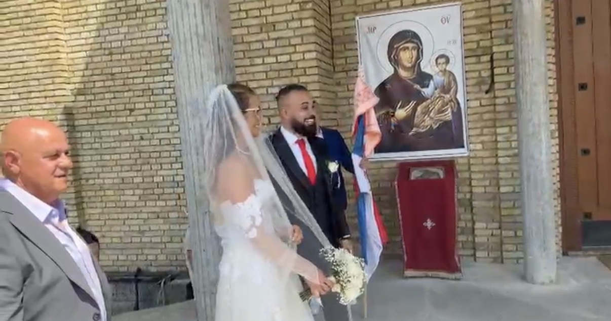 “Zovi Sandru, kaži hitno…” Haos ispred crkve pred venčanje Dejana Kralja i doktorke: “Hoćeš ti da se ženiš?”