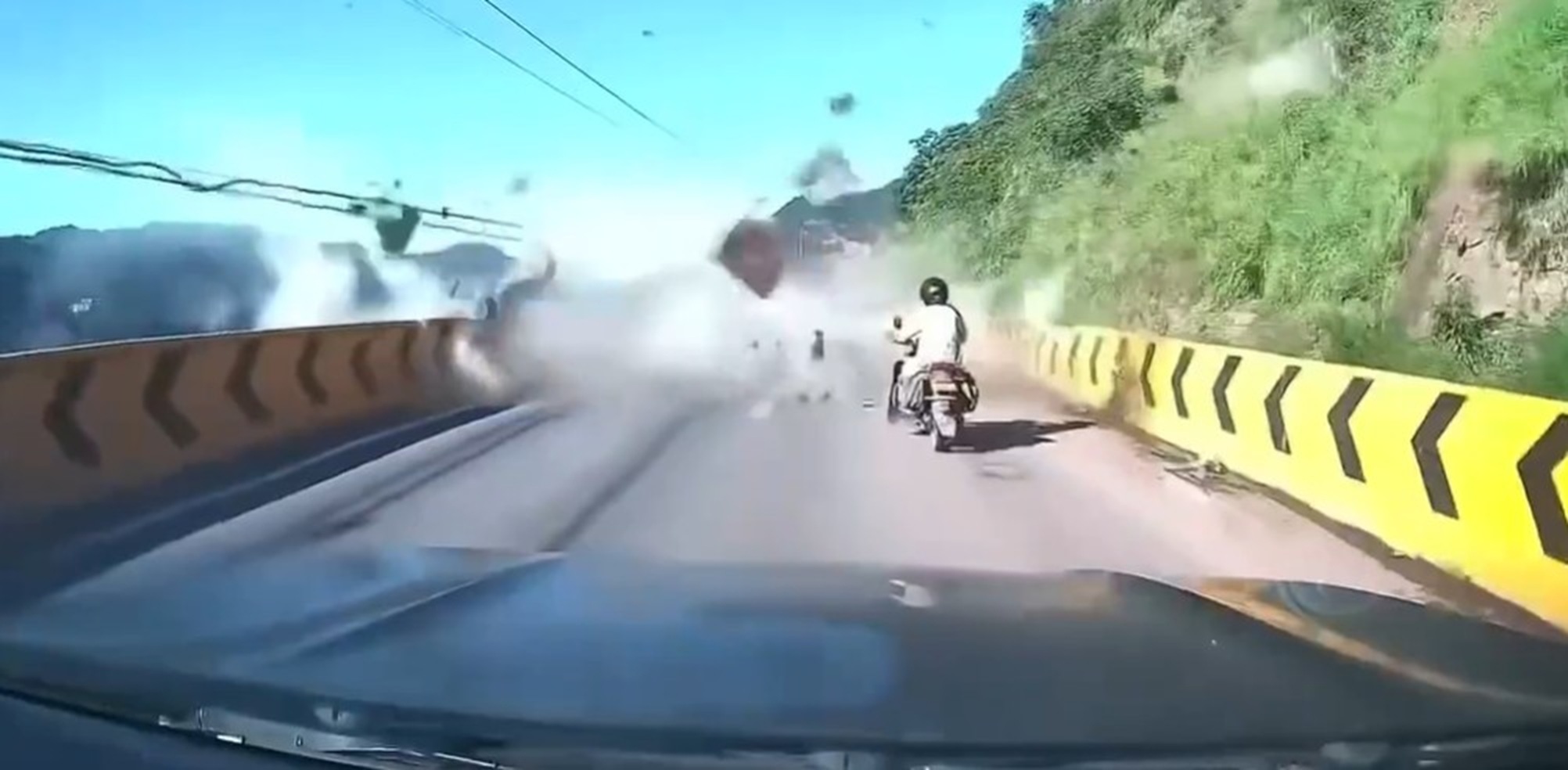 Jeziv trenutak na putu: Kamera zabeležila trenutak od kog zastaje dah (VIDEO)