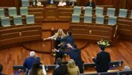 Aljbin Kurti napadnut u skupštini: Pogledajte kako ga Time Kadrijaj psuje i gađa jajima