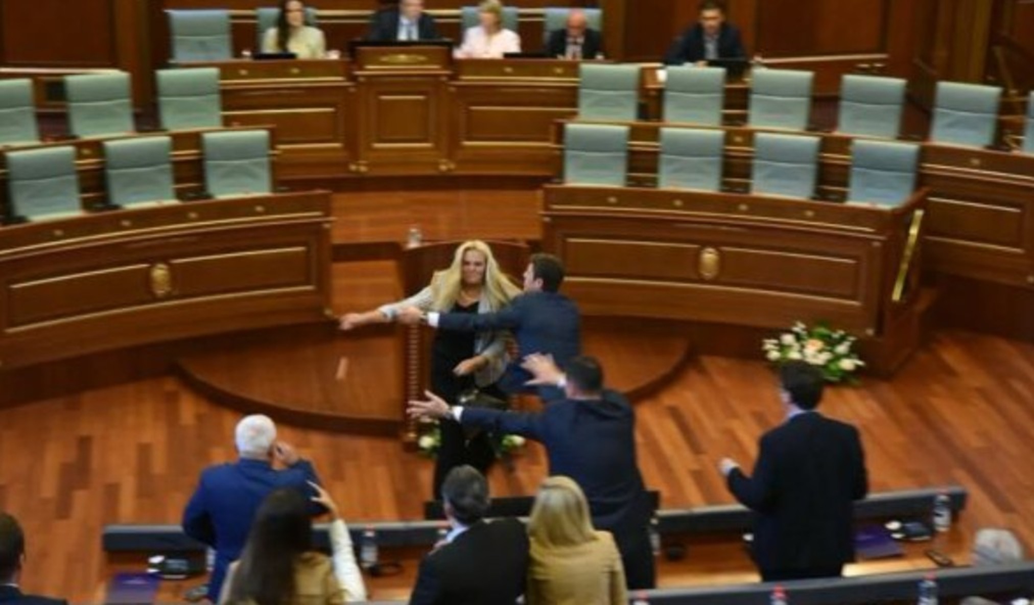 Aljbin Kurti napadnut u skupštini: Pogledajte kako ga Time Kadrijaj psuje i gađa jajima
