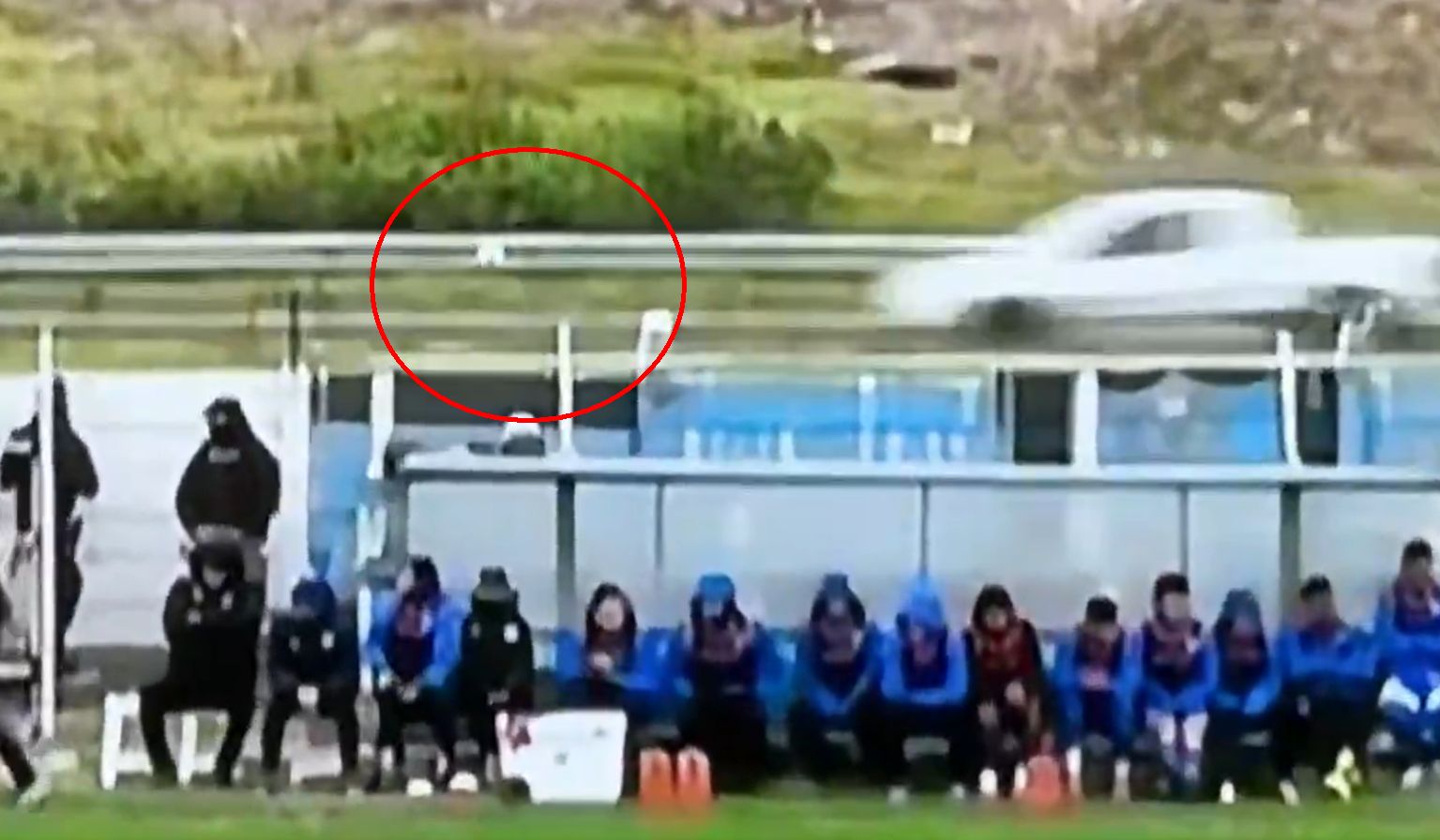 Napucao loptu u aut, pa izazvao saobraćajnu nesreću! Ovako nešto nikad niste videli