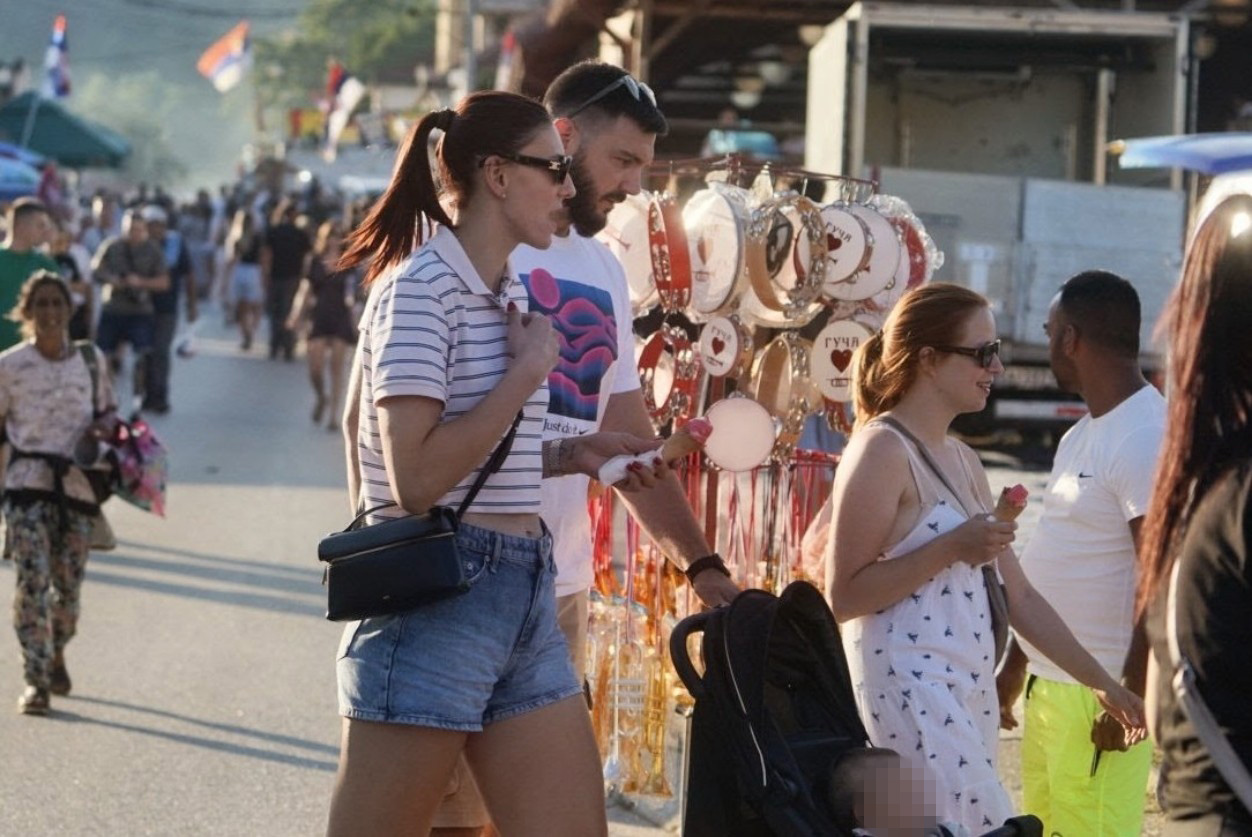 Sreli smo najbolju odbojkašicu sveta na Saboru trubača u Guči, Tijana Bošković uživala na suncu sa porodicom