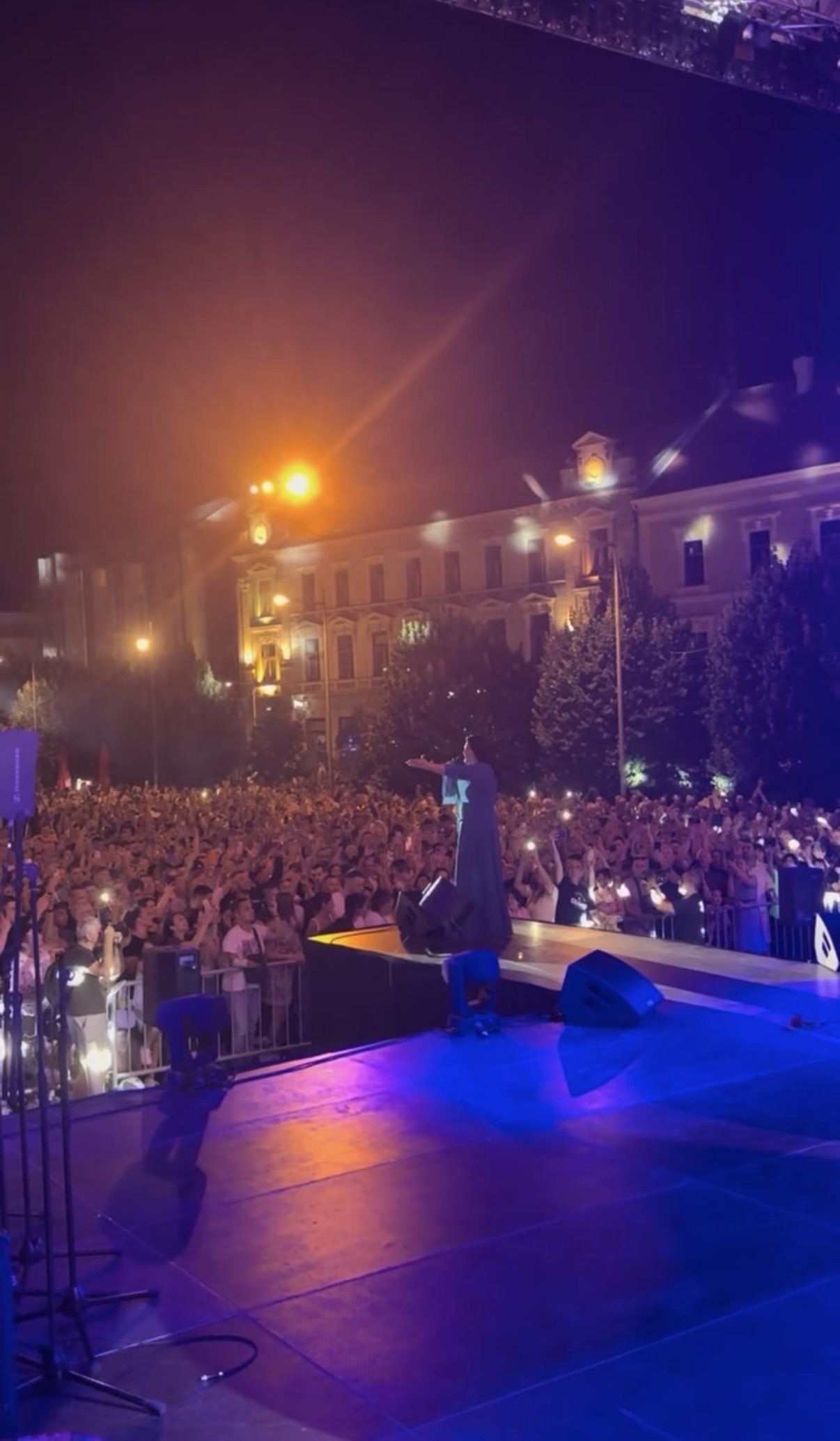 Dragana Mirković pred hiljadama ljudi napravila spektakl u Zrenjaninu: Sa masom uglas pevala tri sata