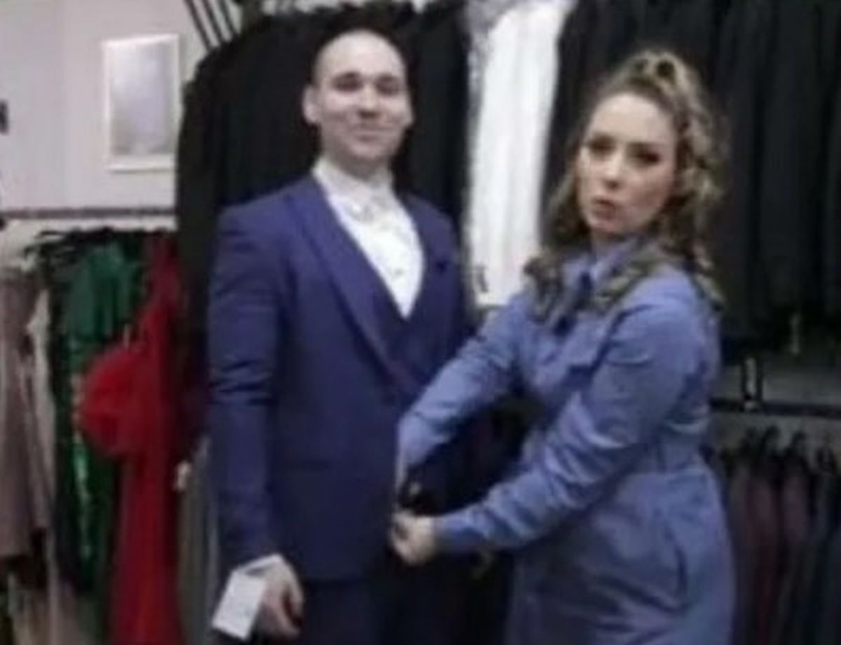 Voditeljka usred emisije spustila ruku, takmičar pocrveno pred kamerama, pipkala ga po intimnom delu