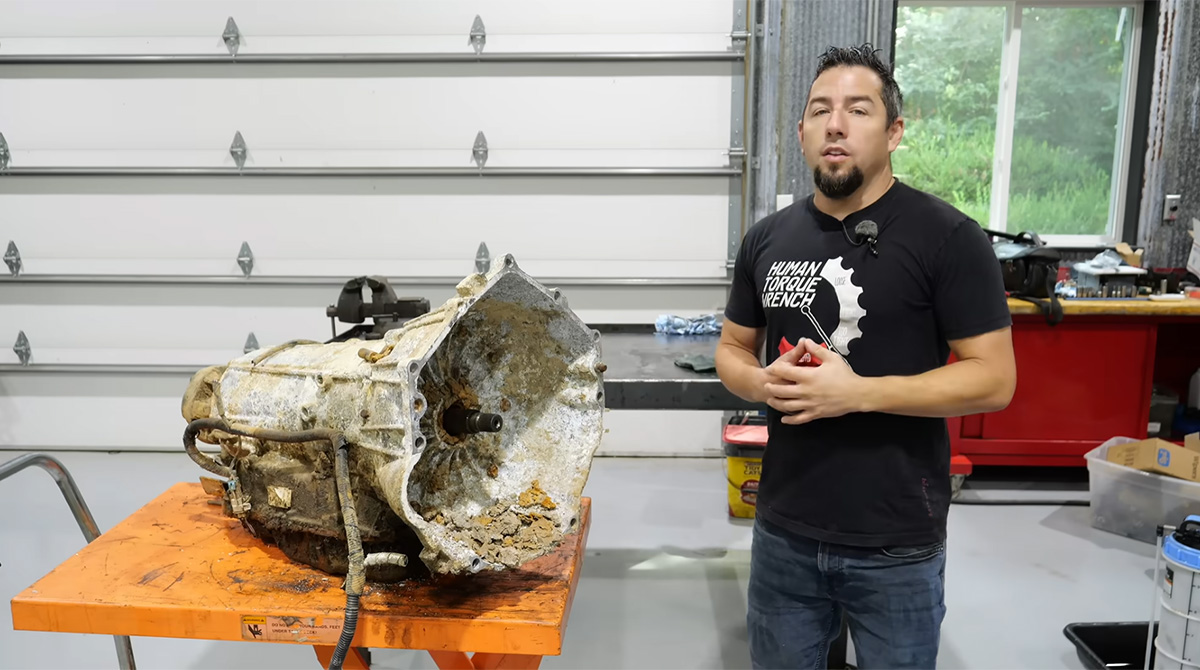 Automobil 4 godine ležao u vodi: Kada je mehaničar otvorio motor, usledilo veliko iznenađenje
