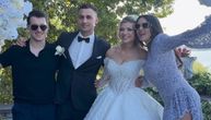 Tanja Savić u izazovnoj haljini, izrez do kuka, ispod mrežaste čarape: Svadba u Smederevu, pevačica blista