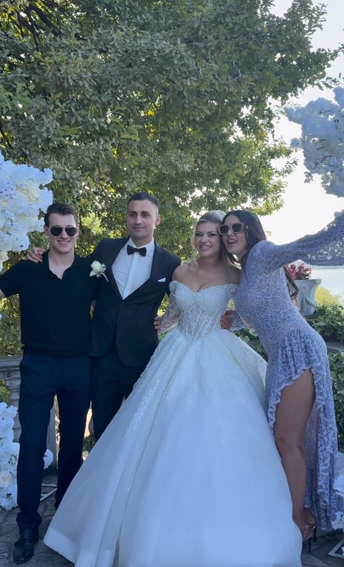 Tanaj Savić u izazovnoj haljini, izrez do kuka, ispod mrežaste čarape: Svadba u Smederevu, pevačica blista