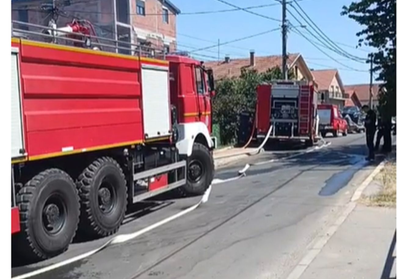 Požar u Kaluđerici: Izgorela dvorišna kuća, vatrogasci se borili sa plamenom