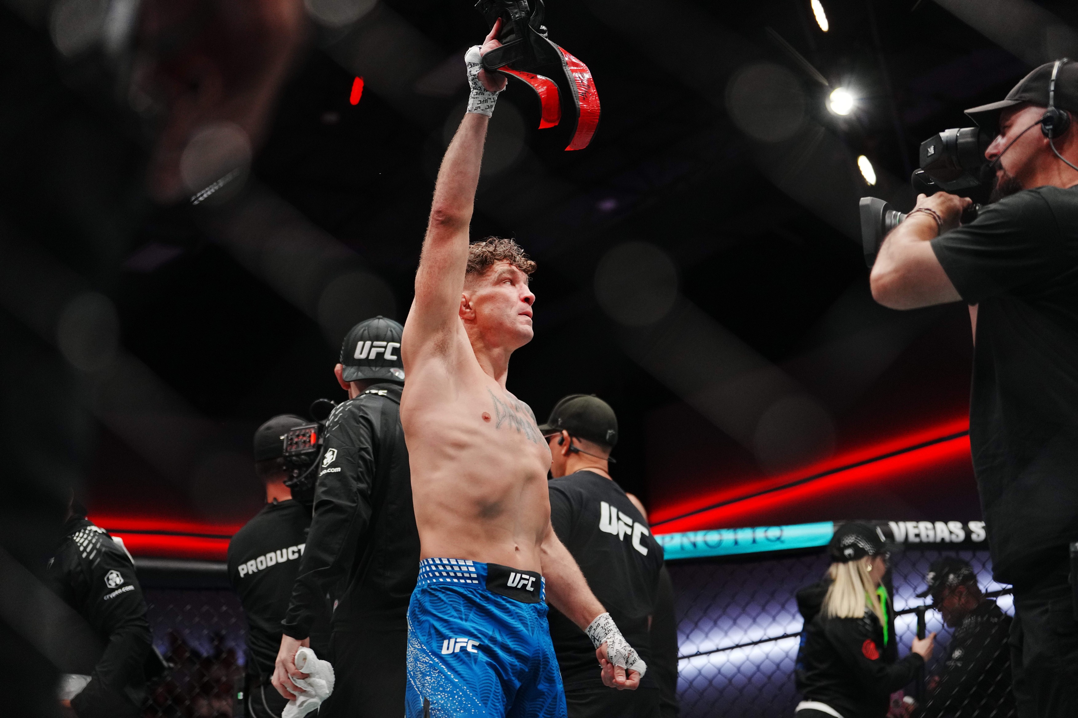 Jedan od najiskunijih UFC boraca ekspresno nokautiran za 35 sekundi, pa se penzionisao!