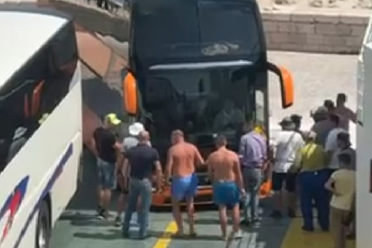 Drama u Hrvatskoj! Autobus sa srednjoškolcima zapeo na trajektu za Korčulu