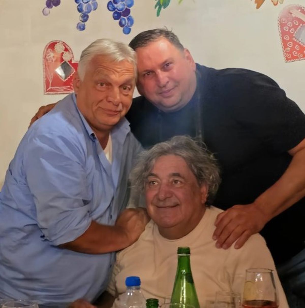 Taki Marinković grli Orbana u kafani: Majin otac sreo političara u Guči, pa prišao njegovom stolu