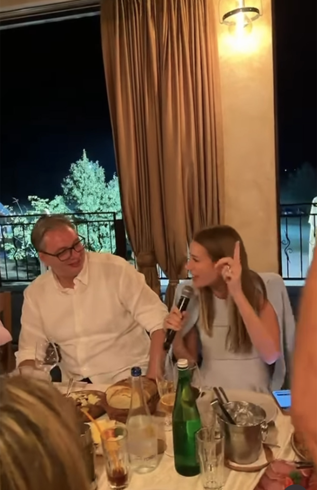 Vučić objavio snimak iz kafane! Predsednik Srbije zapevao sa ministarkom pa poručio: Ovo je Kokin Brod