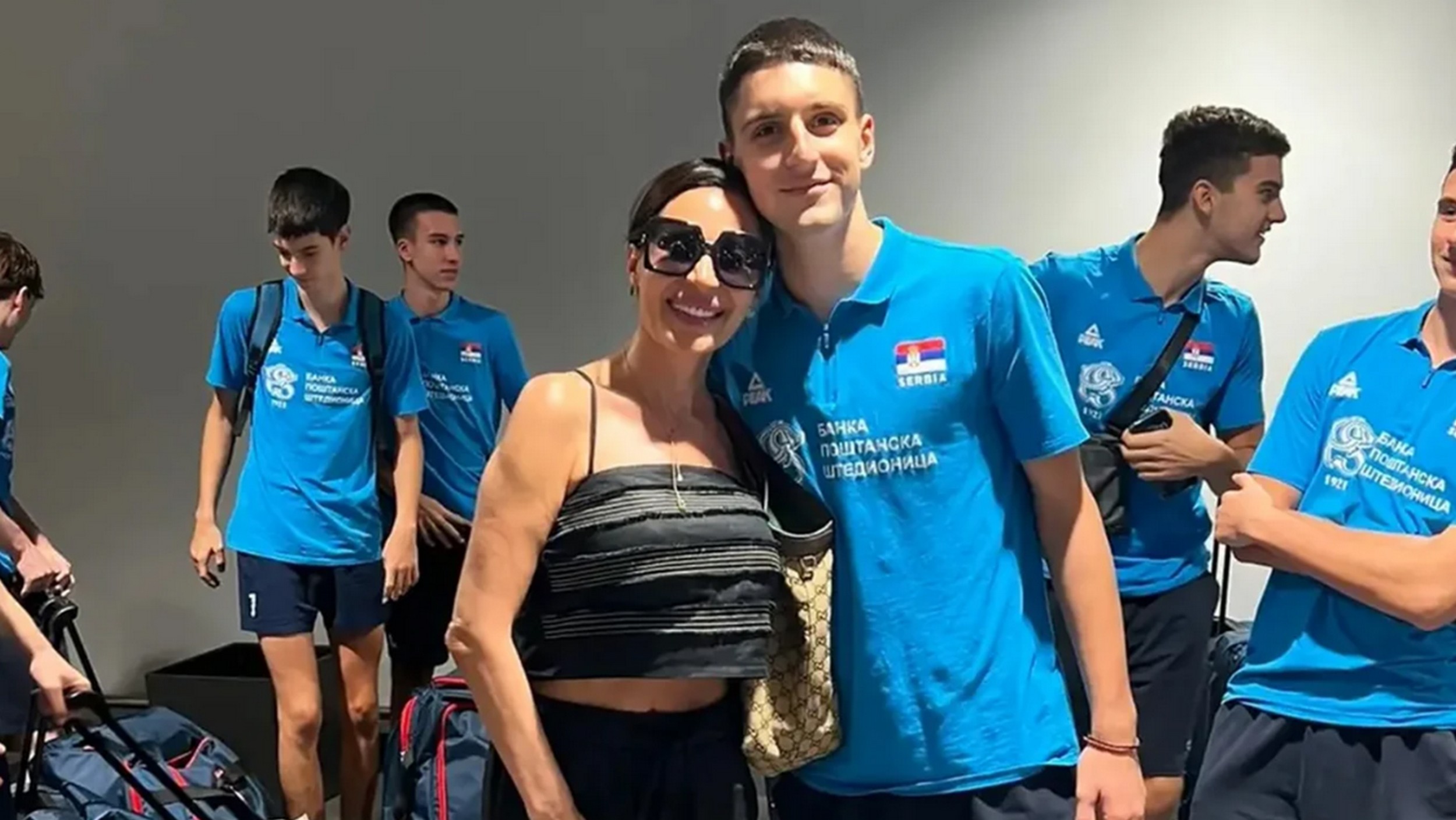 Cecu čekalo iznenađenje na aerodromu: Mladi odbojkaši je zaustavili da se fotografišu, slike postale viralne